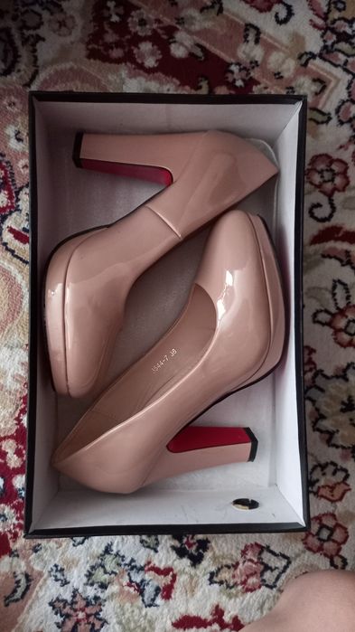 Продам туфли на устойчивом каблуке