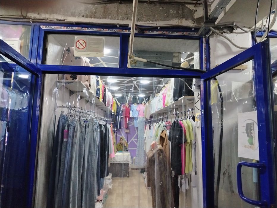 Урикзор бозорида магазин сотилади