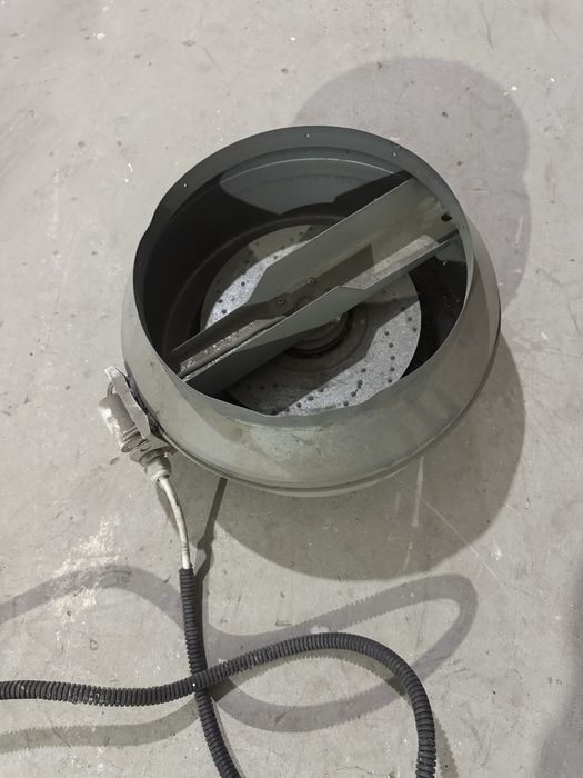 Продам вытяжку с мотором.