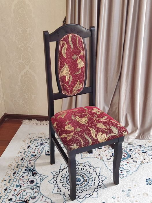 Стол и стулья в отличном состоянии!