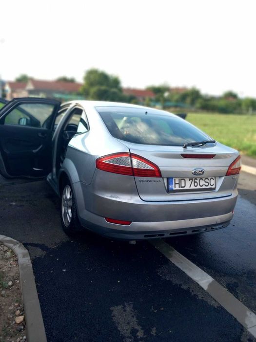 Vând Ford mondeo