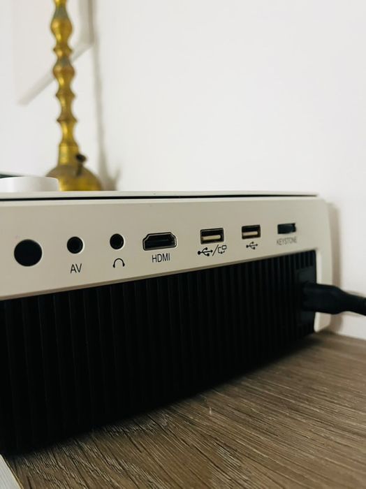 Videoproiector LOOSAFE cu ecran de proiectie 90”.  4:3