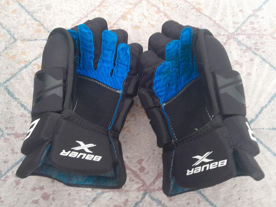 Продам хоккейные вещи.