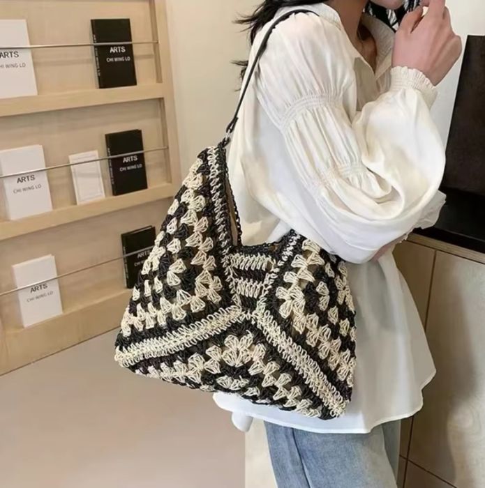 Чанта тип шопър черна с бежово