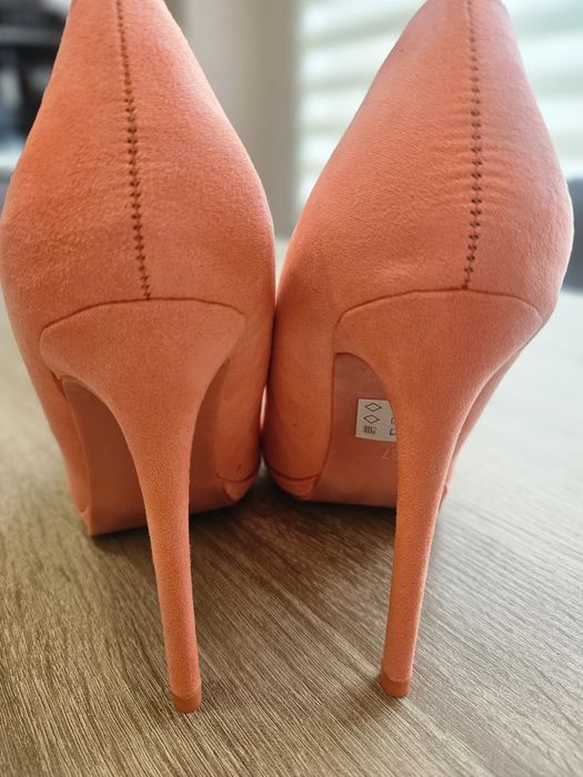 Обувки с ток цвят корал