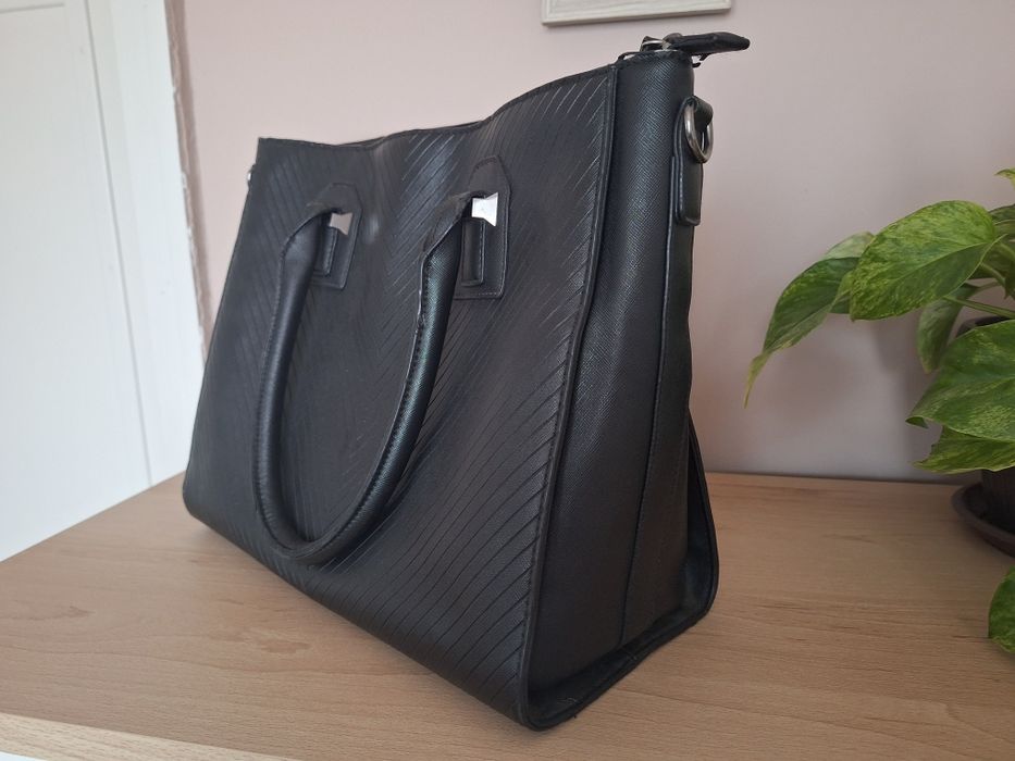 Продавам 2бр. Дамски чанти