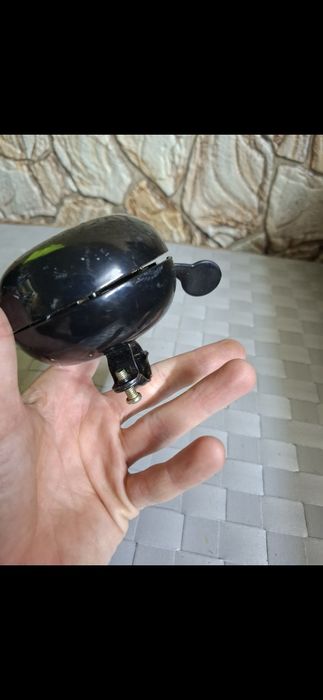 Голям стар метален звънец за колело