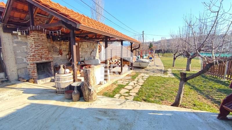 Луксозна къща с футболно игрище и СПА зона в с. Покровник