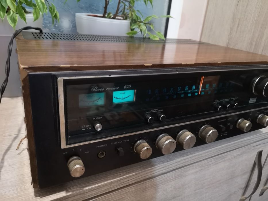 Винтидж стерео ресивър/усилвател Stereo Receiver 690