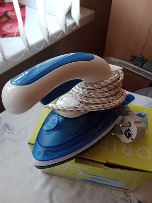 Дорожный маленький утюг