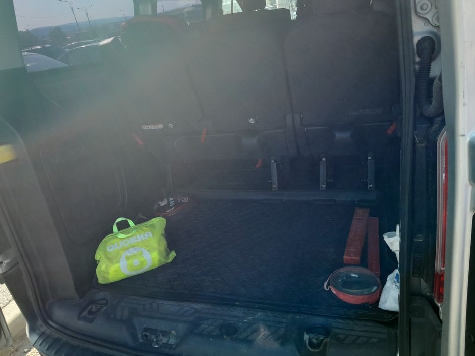 Vând ford tranzit custome lung 9 locuri,motor 2,2 model cu portbagaj l