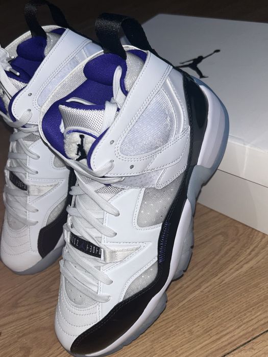 Jordan Jumpman Two Trey Sneakers / 42.5