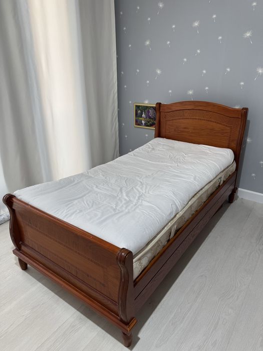 кровать с матрасом