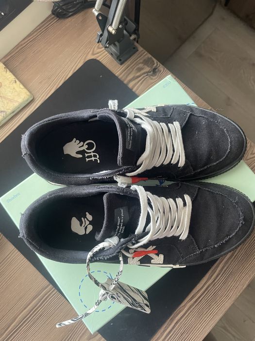 Off-whiet черни кецове