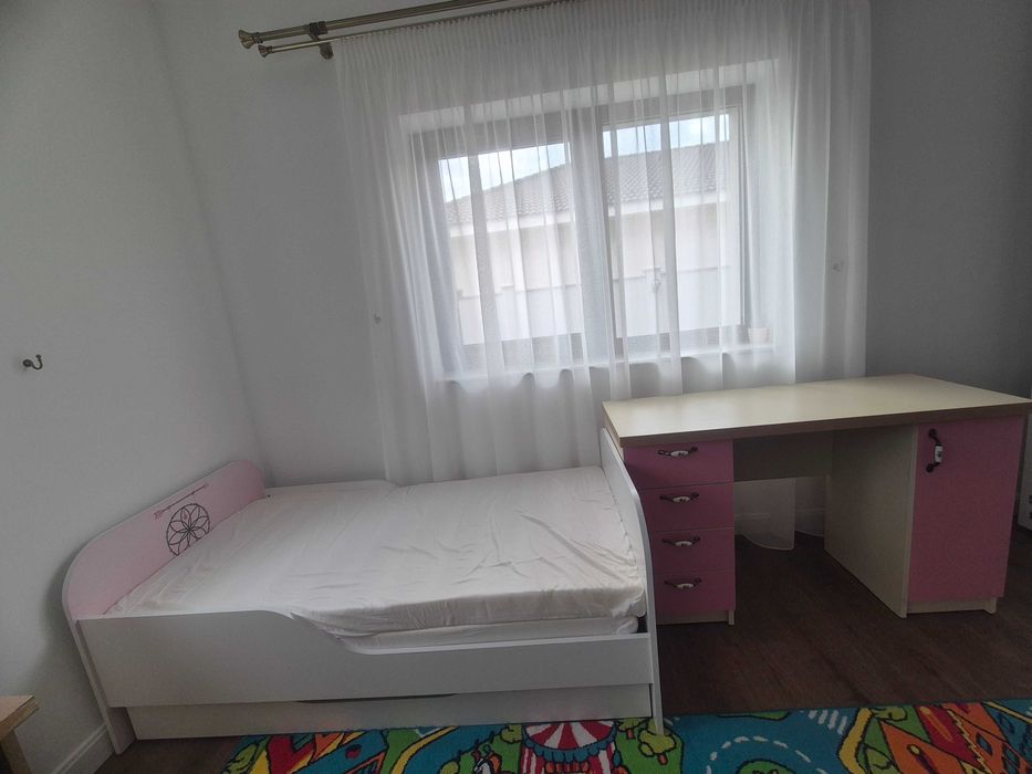 Pat cu somiera plus saltea gratuit  cu lada si birou roz .pentru fetite