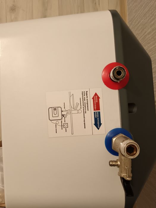 Продам водонагреватель на 15литров.