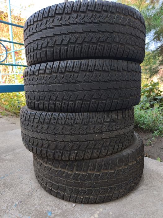 Продам зимние шины 235/65/16