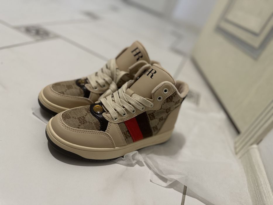 Кроссовки женские