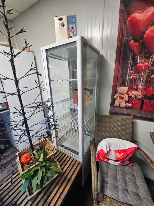 Плюсова витрина за торти