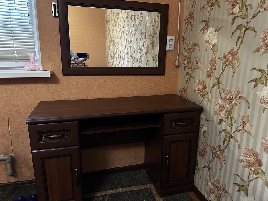 Комод с зеркалом