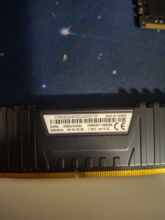 Vand memorie ram corsair 2x4GB