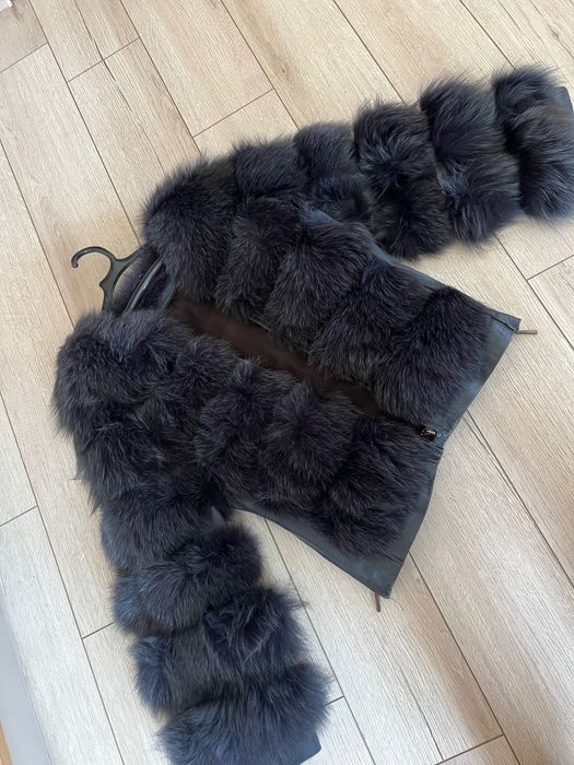 Дамско палто от естествена кожа и естествен косъм.