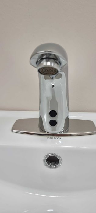 Раковина с тумбой и смесителем сенсор