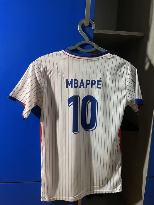 Выездная футбольная форма сборной Франции