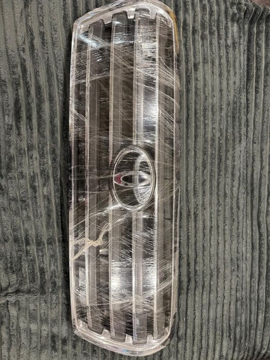 Решетка радиатора Toyota LC 200 . Б/у .