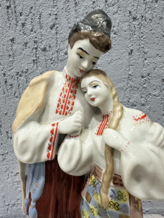 Продам фарфоровую статуэтку