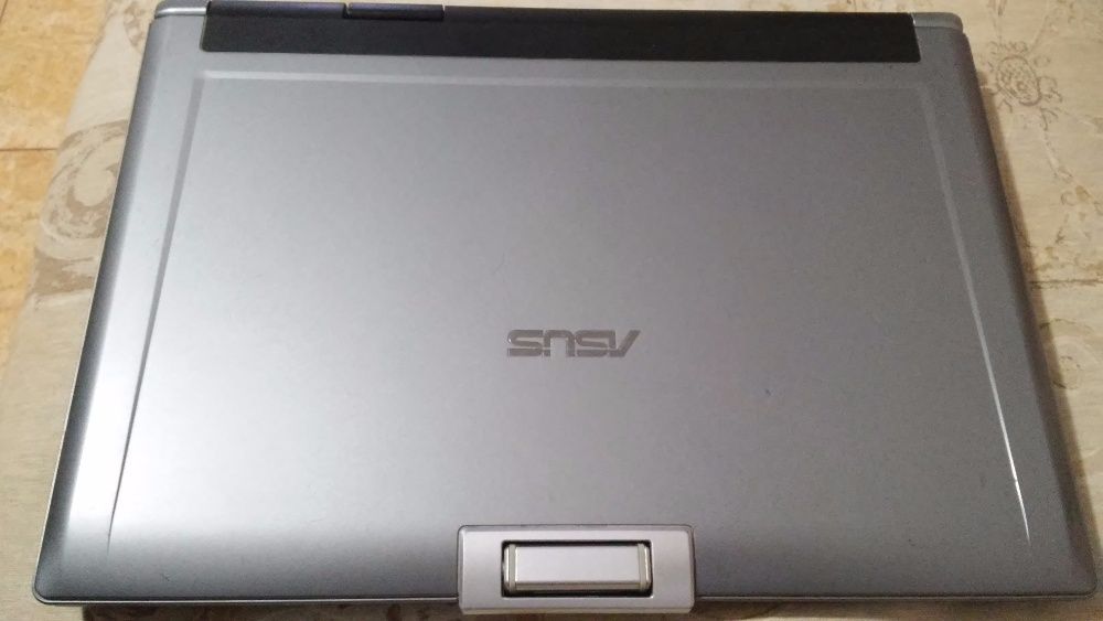 Продавам работещ лаптоп Asus