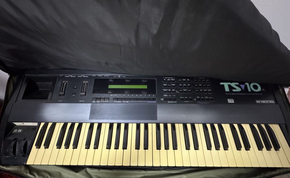 Продается TS 10 ensoniq