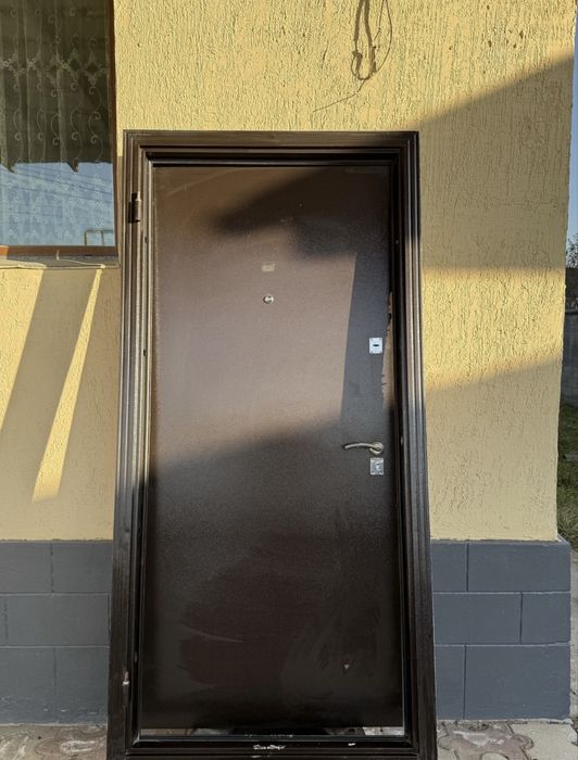 Продам входную дверь