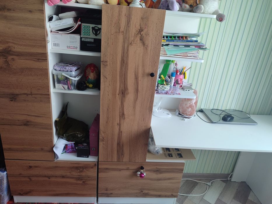 Срочно продам детский стол,и шкаф,10000