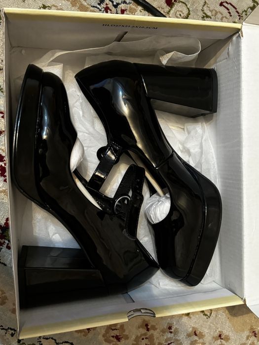 Модные туфли на среднем каблуке бренда.