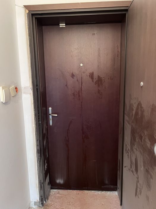 Врата външна с каса