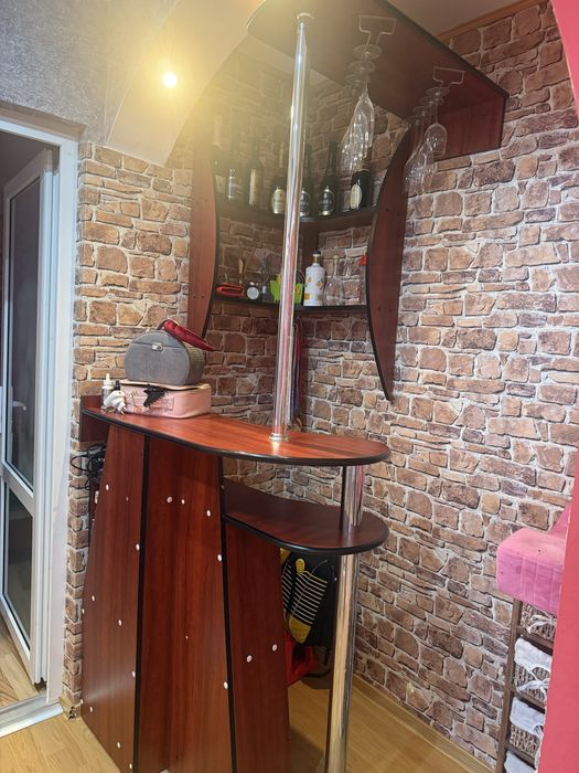 Bar pe colt ideal pentru hol