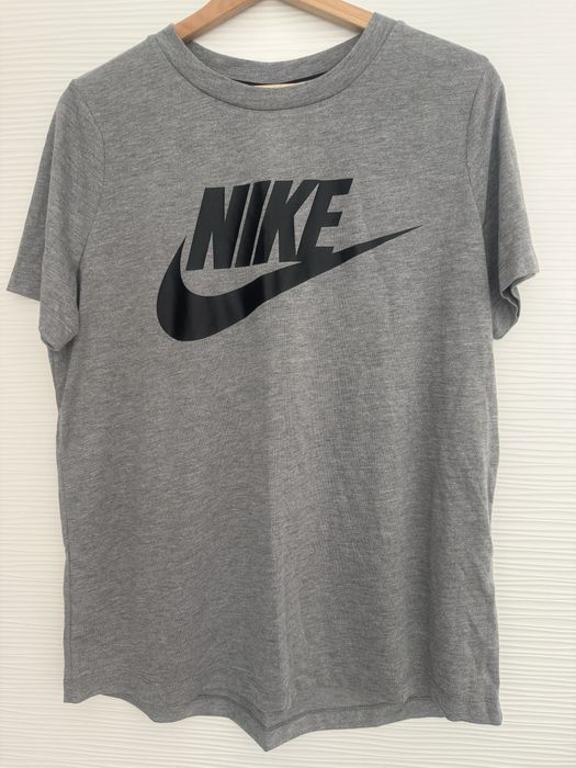 Нова дамска тениска Nike Essential