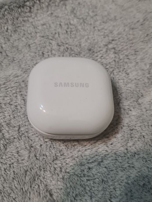 наушник и кейс Samsung Galaxy Buds FE