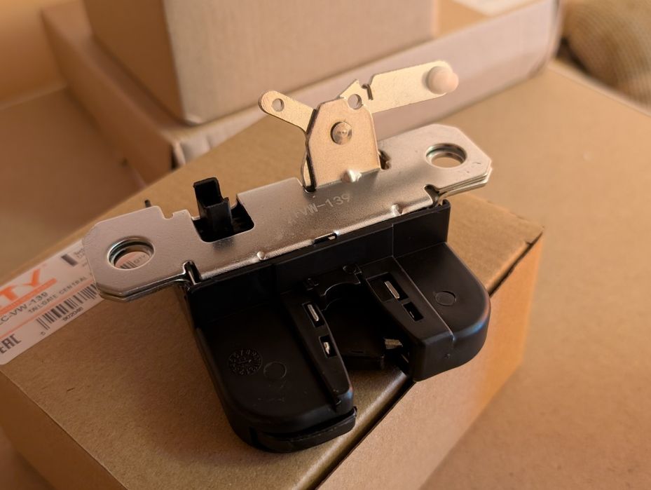 Încuietoare broasca haion portbagaj pentru VW Transporter/Multivan T5