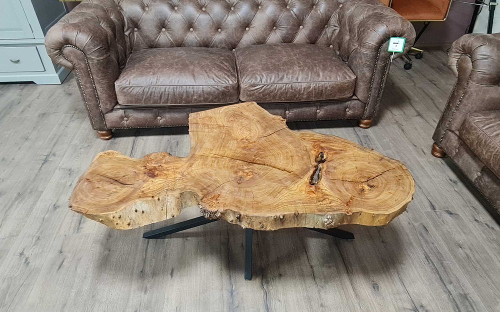 Масивна холна масичка от дърво и метални крака ръчна изработка