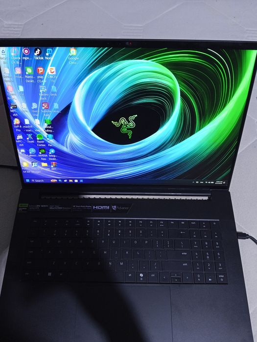 Геймърски лаптоп Razer Blade 18 2025 Dual 4k UHD+ 240 Hz | FHD+ 440 Hz