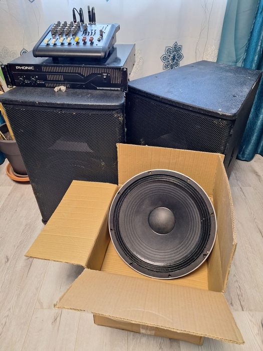 Vând boxe cu statie