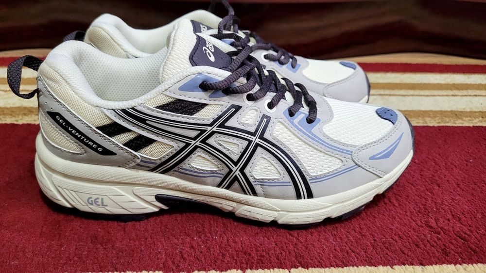Кроссовки Asics Gel-Venture 6 светло-серого цвета с белыми сетчатыми в