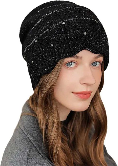 Дамска черна зимна шапка с камъчета