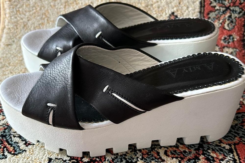 Продам новые босоножки