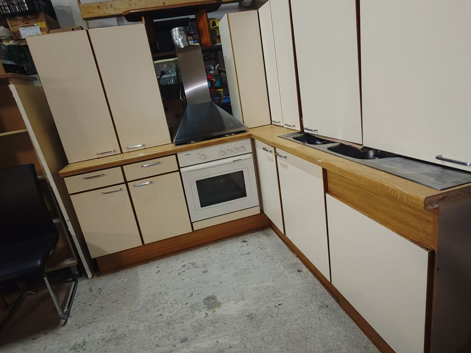 Mobila de bucătărie pe colt