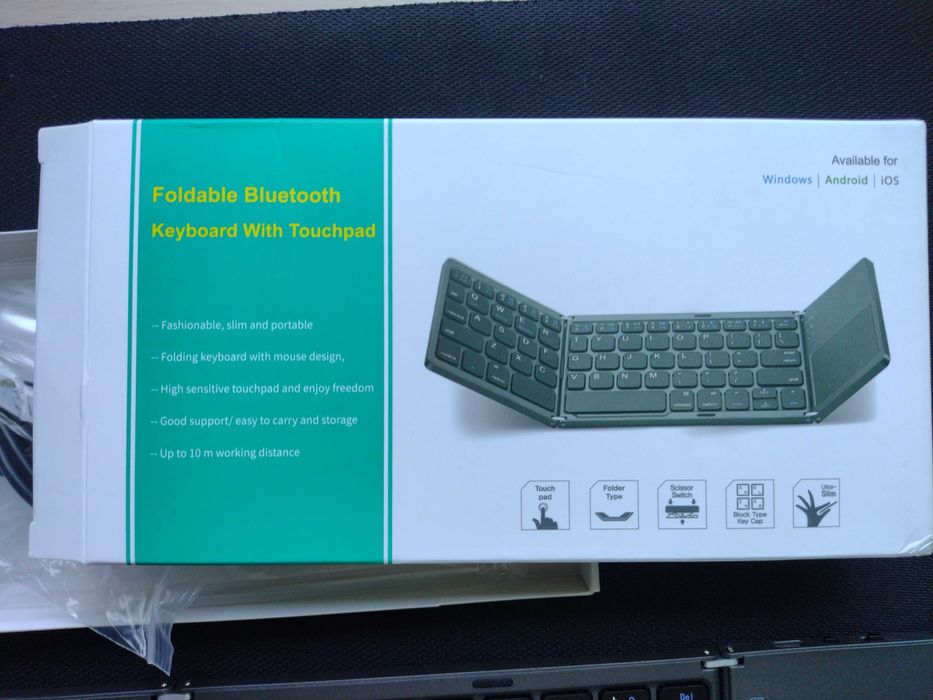 Tastatură bluetooth pliabilă cu touchpad.