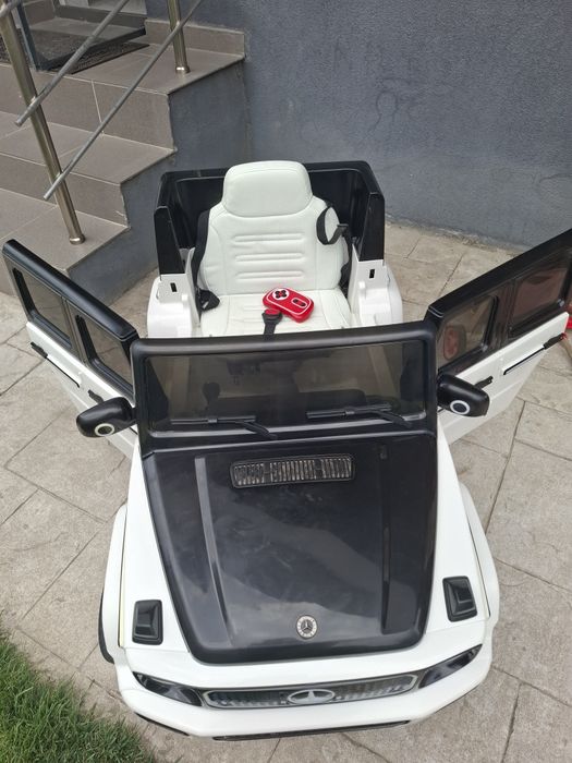 Mașinuța Mercedes Benz