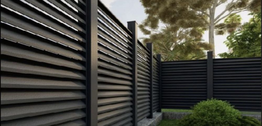 Модерна Ламелна Ограда (Тип Щора) – Стил и Уединение за Вашия Дом